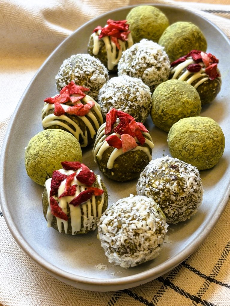 Matcha-Mandel-Energie-Balls mit Haferflocken