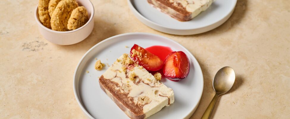 Pflaumenparfait mit Hafercrumble und Röstpflaumen