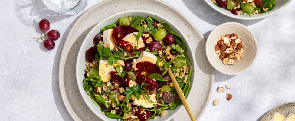 Hafer-Bowl mit Blauschimmelkäse, Rote Bete & Nüssen