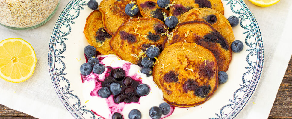 Einfache Blaubeer-Pancakes mit Haferflocken 