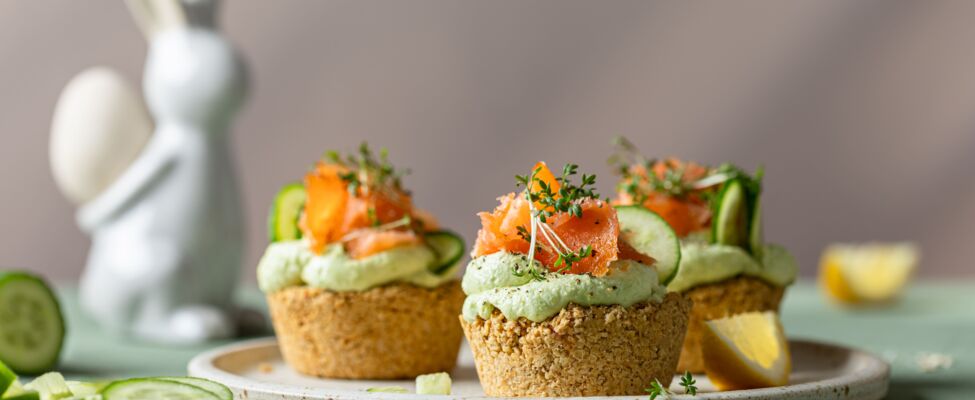 Avocado-Hafer-Törtchen mit Räucherlachs