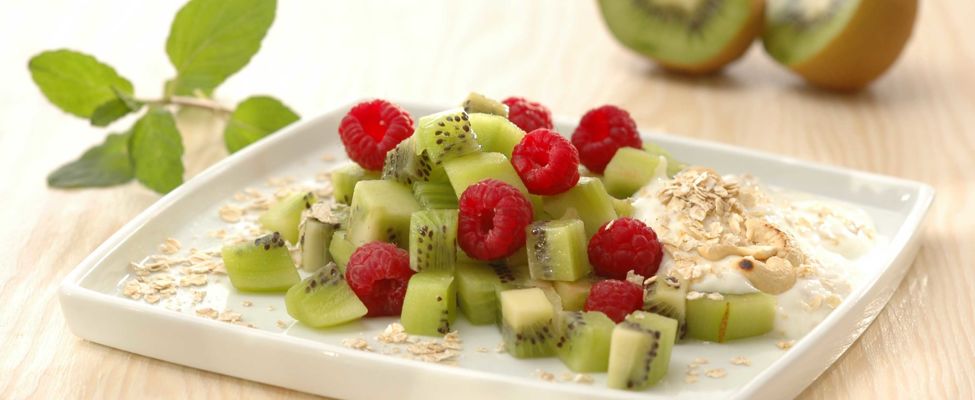 Hafercreme mit Kiwi und Himbeeren
